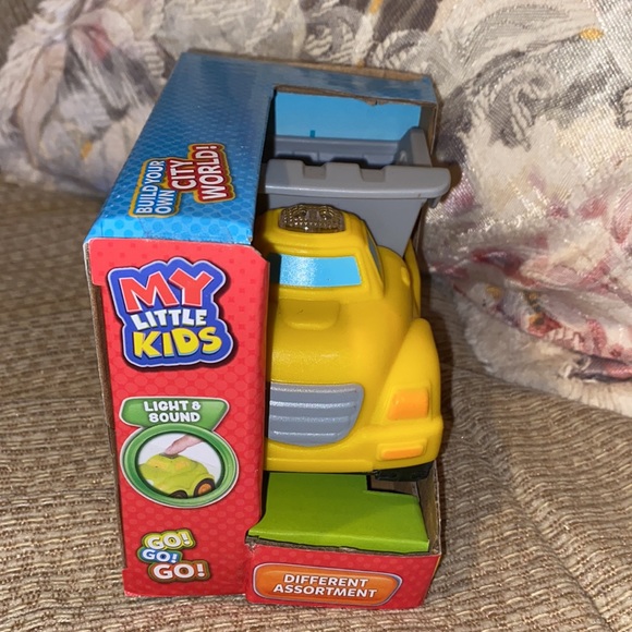 🛻 NWT My Little Kids Dump Truck Light & Sound Batteries Included Inside - Picture 4 of 6